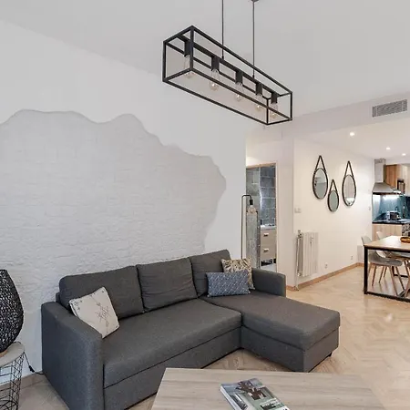 Decorated 2 Bedrooms Air Conditionning, Center * نيس